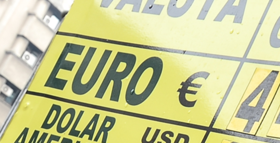 Ce explicații are BNR pentru explozia prețului la euro / Nivel record pentru euro în raport cu leul: 5,3527 lei
